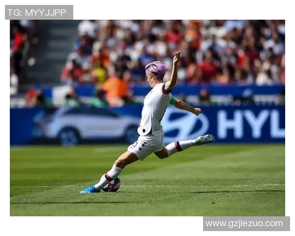 女足球星穿女装亮相引发热议展现独特魅力挑战传统性别界限