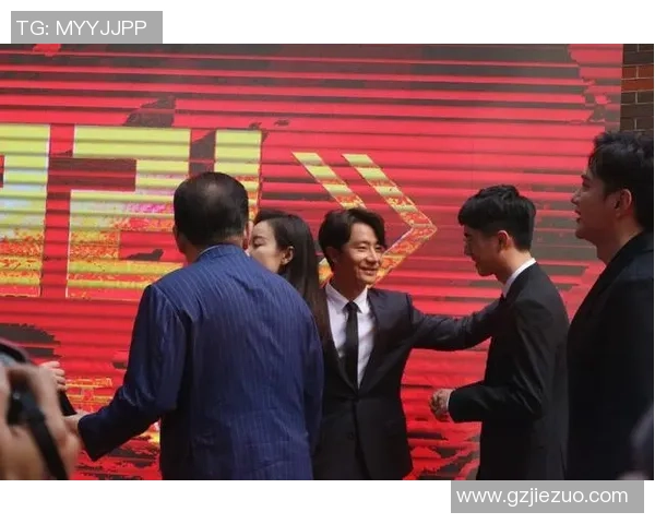 足球巨星携手亮相 共谱绿茵传奇时刻 合影展示默契与友谊